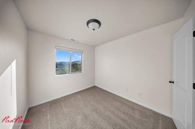 Building Photo - Adorable 3 Bedroom End Unit Townhome!