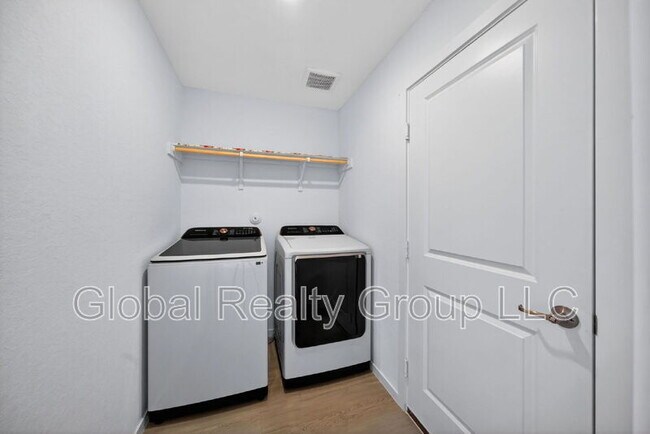 Building Photo - 10647 Nye St