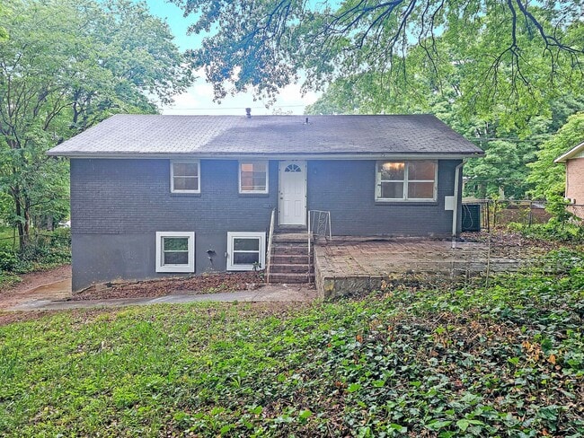 Building Photo - Spacious 4 Bedroom Home Near University Av...