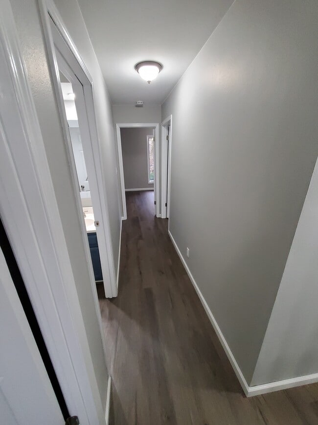 Building Photo - 12 Pebble Ct