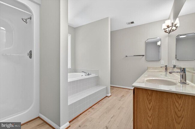 Building Photo - 8405 Overlook St