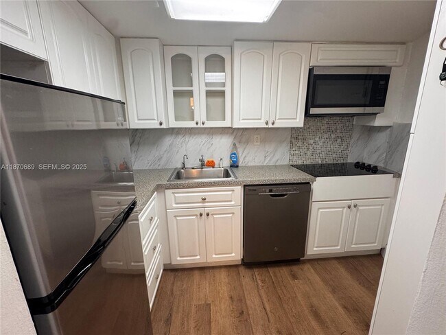 Building Photo - 2899 Collins Ave