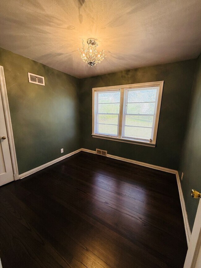 Building Photo - Spacious 3 Bedroom Rental!
