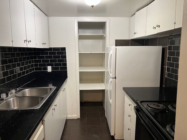 Building Photo - 68 E 200 S