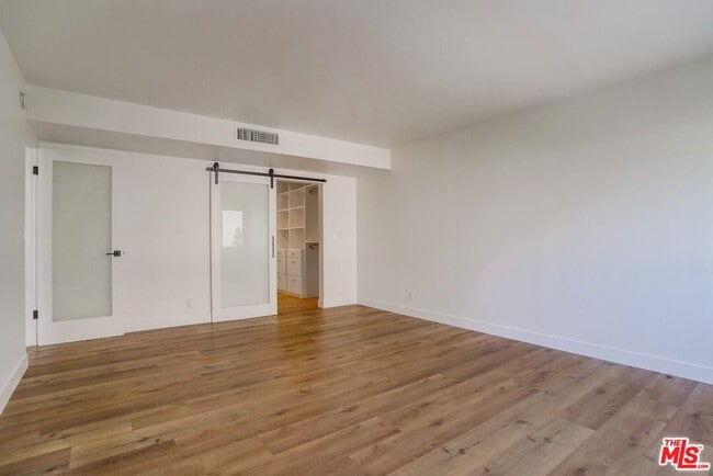 Building Photo - 435 N Oakhurst Dr