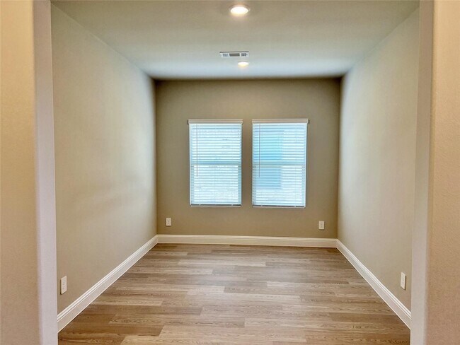 Building Photo - 678 Woodland Ave