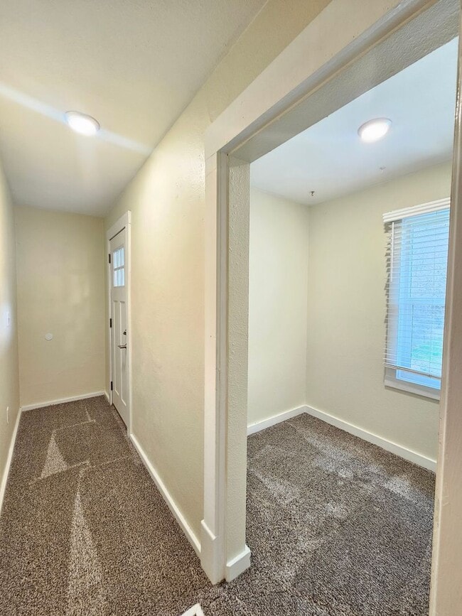 Building Photo - $1,650 - 2 Bed / 1 Bath Spacious House in ...