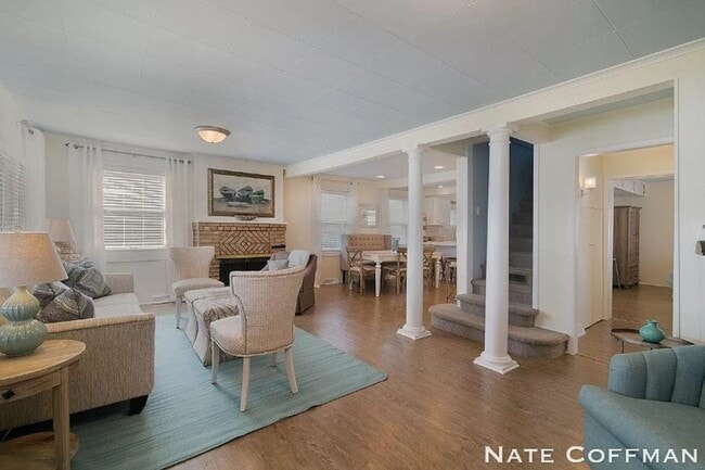 Building Photo - Lakefront 4 bed 2 bath home
