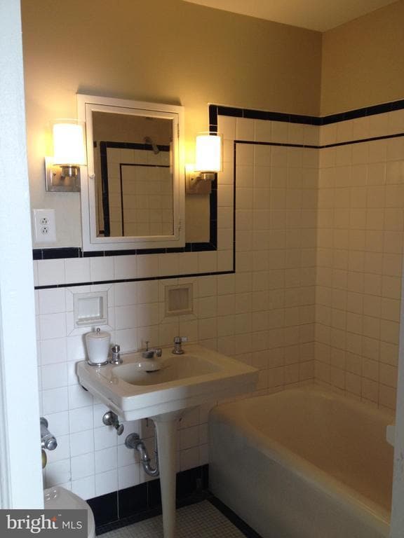 Building Photo - 2031 Locust St