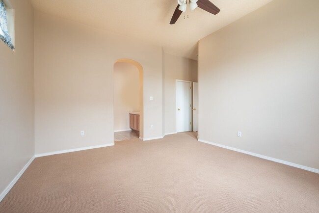 Building Photo - Sweet 2 Bedroom Condo Available Now!