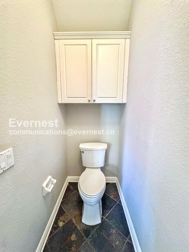 Building Photo - 3 Bed, 2.5 Bath Home with 2-Car Garage and In-Unit Laundry | Water Included!