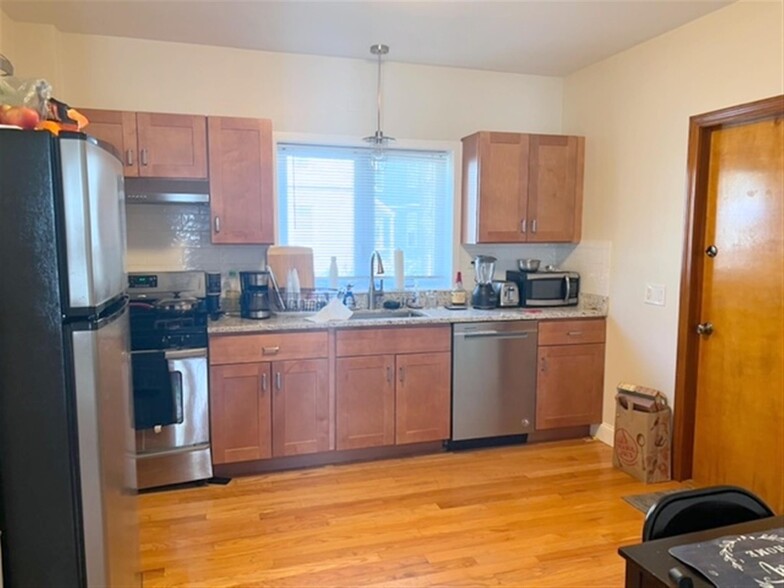 Primary Photo - 17 Cutter Ave