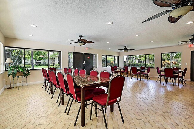 Building Photo - 6568 Chasewood Dr