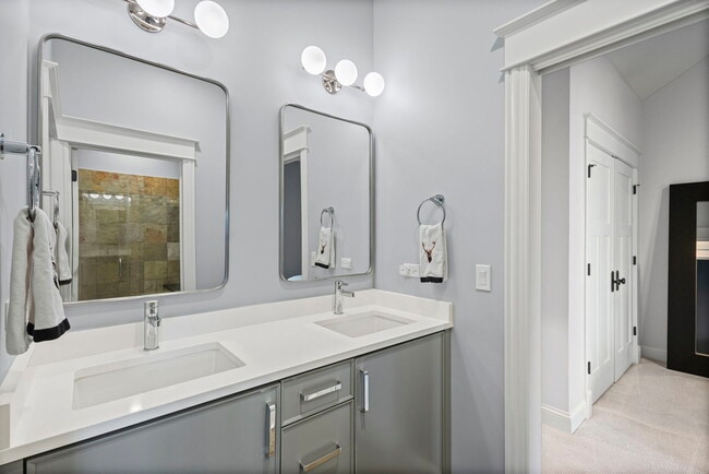 Building Photo - 4322 N Hermitage Ave