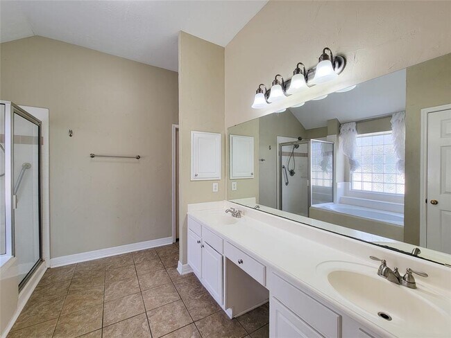 Building Photo - 3218 Vanity Dr
