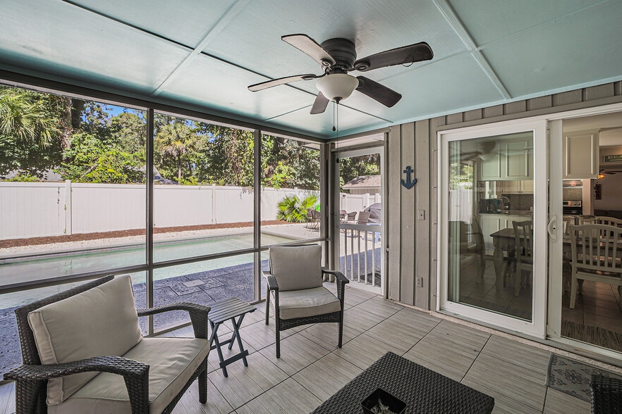 Screened-in patio - 16 Pelican St