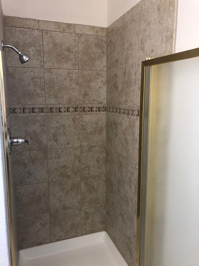 Building Photo - 7309 Dellwood Rd NE