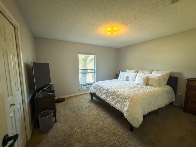 Building Photo - 2381 Hilton Dr