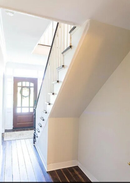 Building Photo - 614 Norwood St