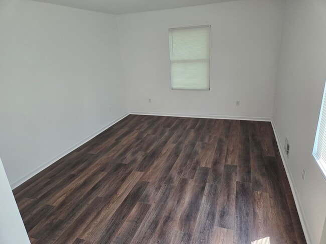 Building Photo - 2 Bedroom 1 Bath Townhouse