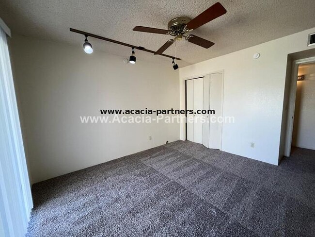 Building Photo - Eastside Townhome