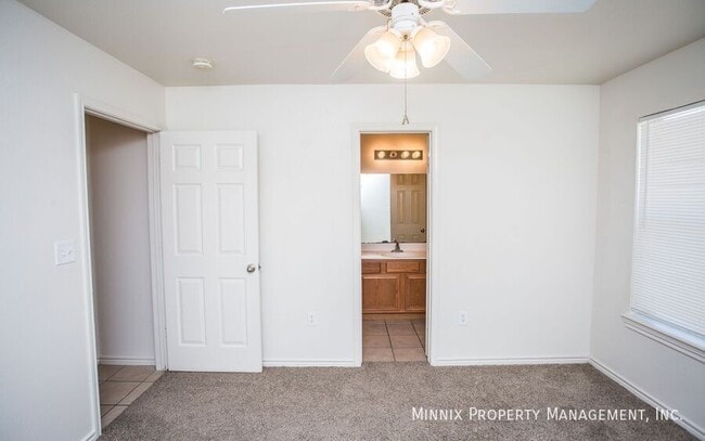 Building Photo - 906 N Belmont Ave