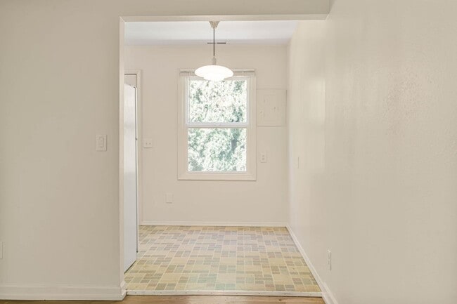 Building Photo - 2 weeks free rent! Beautifully remodeled 1-bdrm/1-bath in 7-plex—Shared laundry, off-street parki...