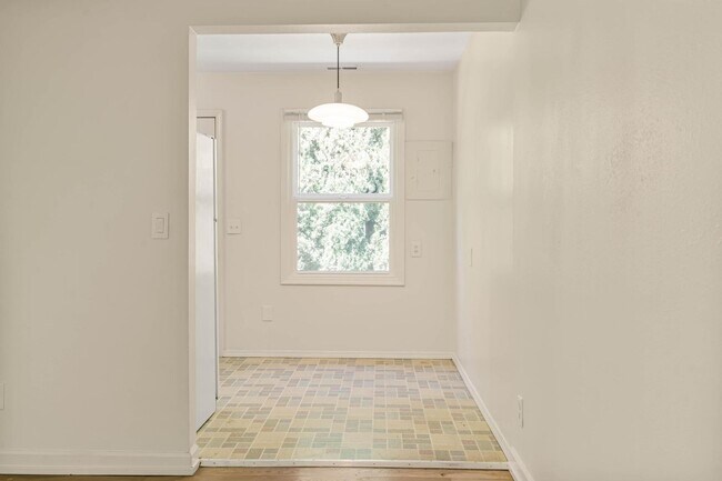 Building Photo - $300 off first month! Beautifully remodeled 1-bdrm/1-bath in 7-plex—Off-street parking, shared la...