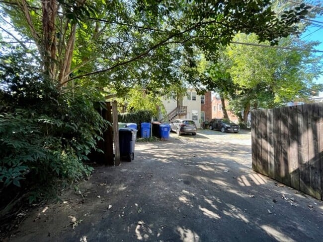 Building Photo - Great 4 BR 3 BA townhouse in great quiet s...