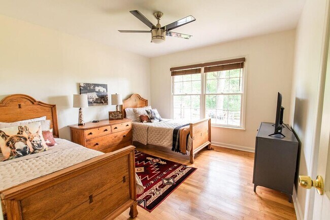 Building Photo - 728 S McCollum Dr