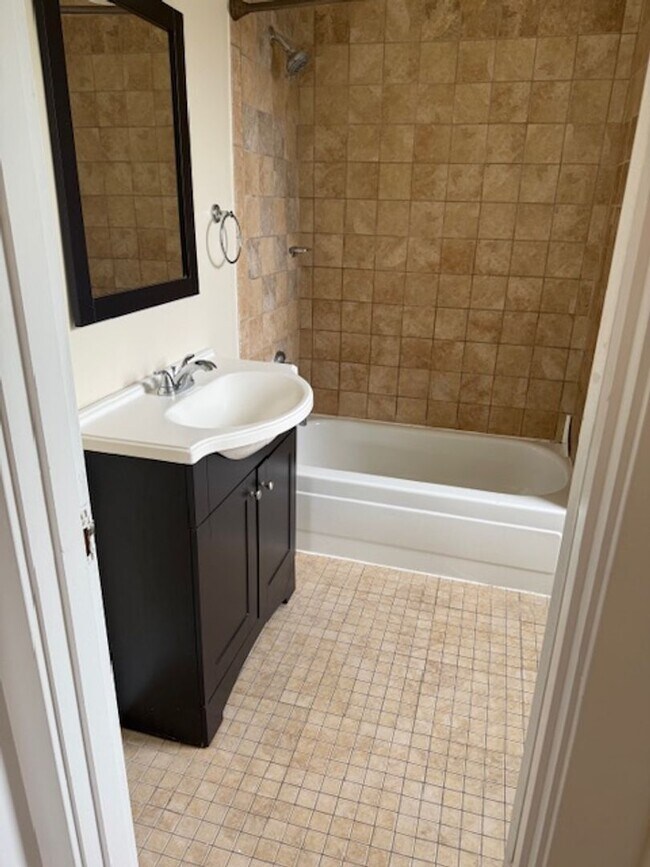 Building Photo - 4 Bedroom/ 1 Bath Single Family Home Pittsburgh, PA 15217