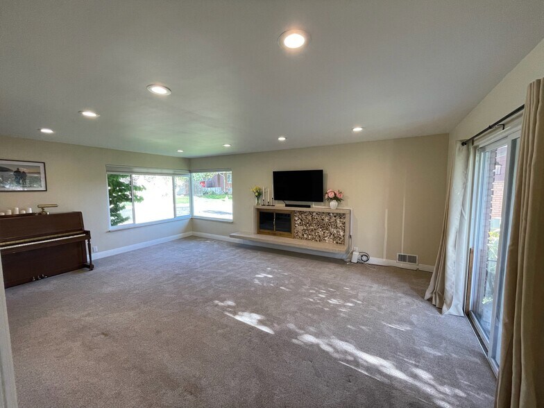 Building Photo - 946 E Gregson Ave