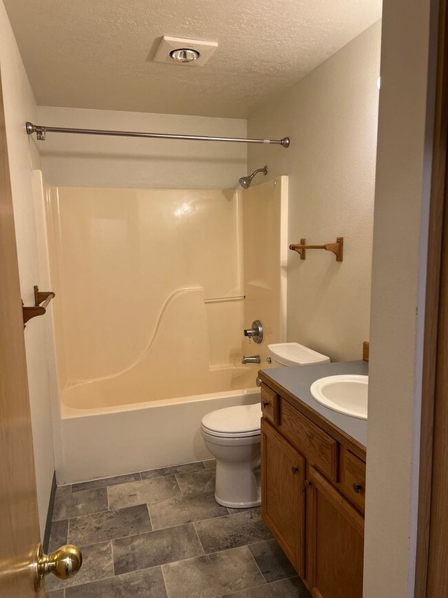 Building Photo - Duplex in SW Redmond