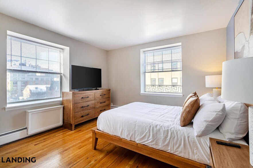 Building Photo - 265 College St