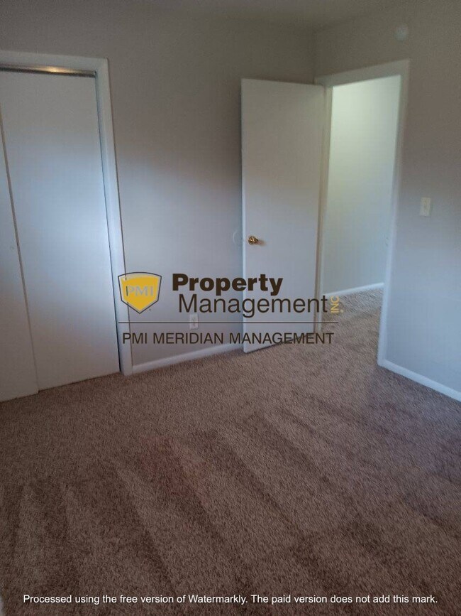 Building Photo - Cozy 2-Bedroom Duplex in the Heart of Indi...