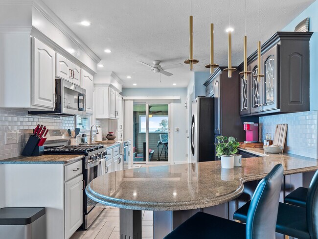 Building Photo - 32414 Lake Rd