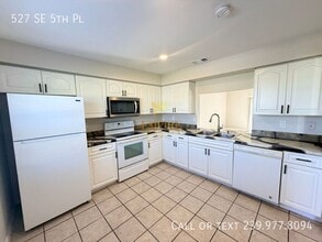 Building Photo - 527 SE 5th Pl