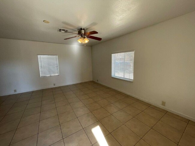 Building Photo - 600 S Roosevelt St