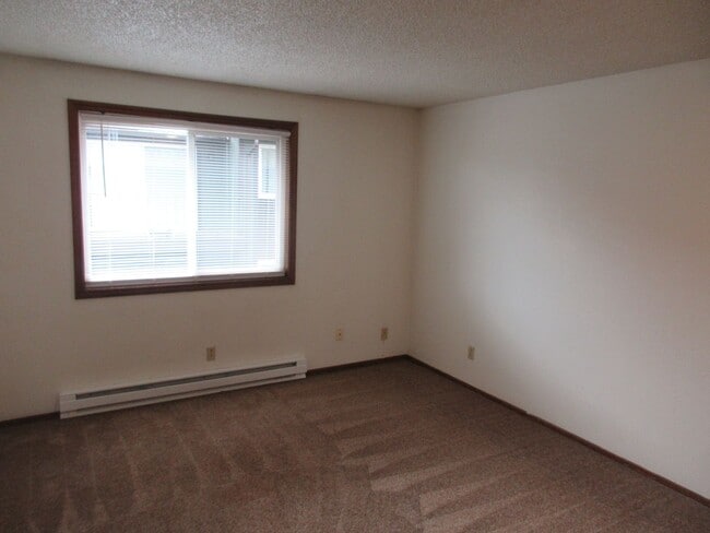 Building Photo - Two Bedroom Apartment Close to Downtown