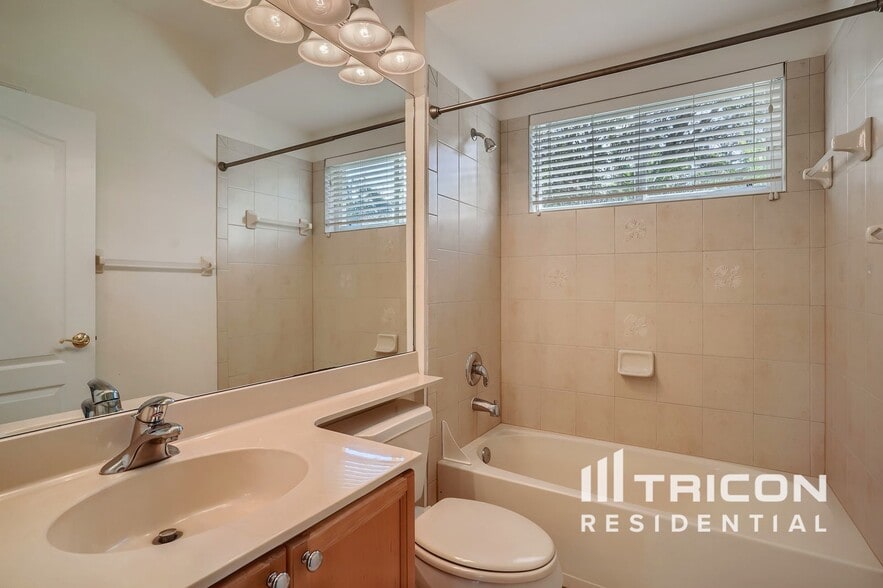 Building Photo - 9614 Greenpointe Dr