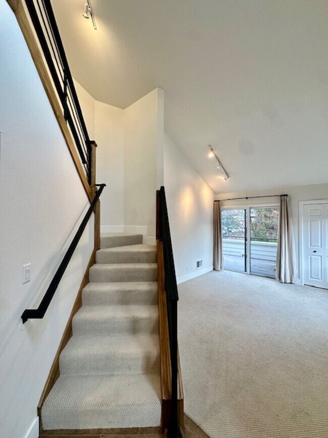 Building Photo - Riverfront Gated 2 Bedroom Luxury Condo!!