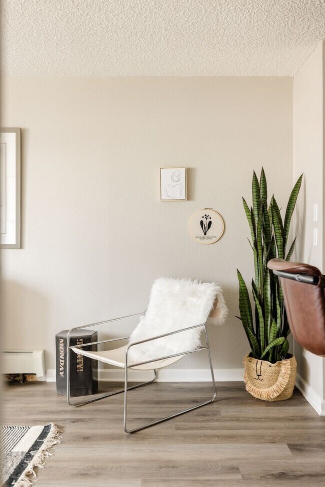 Building Photo - Top-Floor 2BA, 1BA Cap Hill Condo with Par...