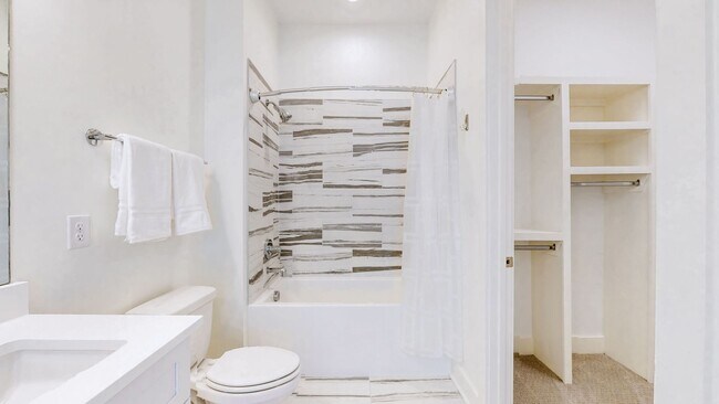 Building Photo - Franklin Gem Walking Distance to Downtown!