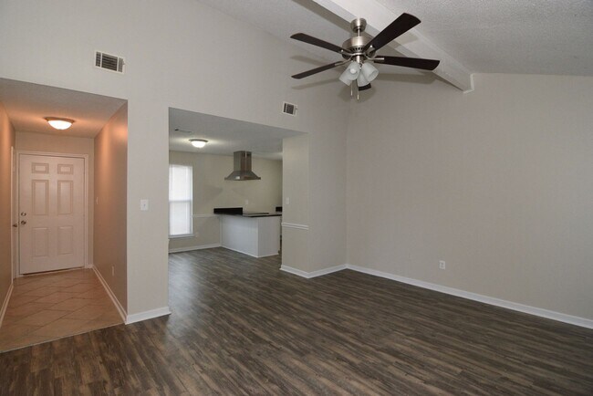 Building Photo - Renovated 3 Bed/2 Bath w/ Large Fenced Back Yard