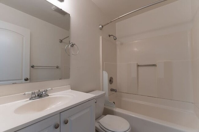 Building Photo - 2 Bedroom in Marina with Private Yard!