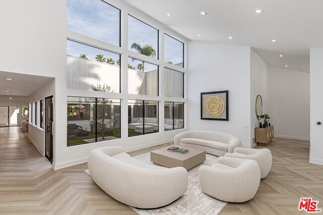 Building Photo - 624 N Beverly Dr