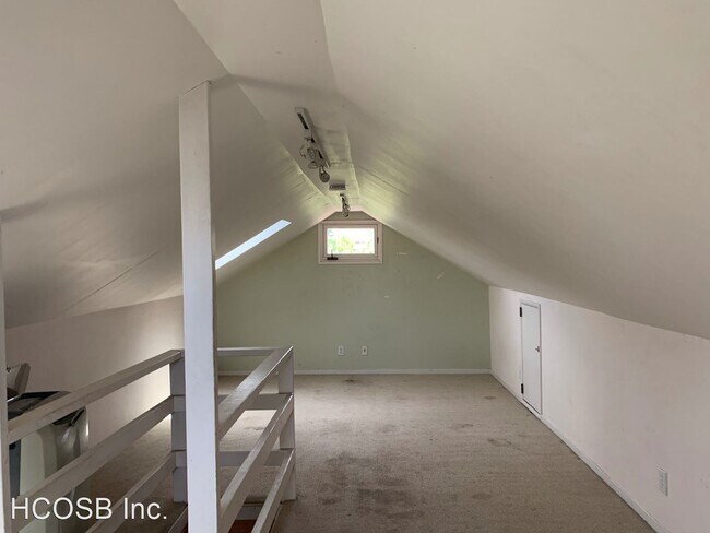 Building Photo - 3 br, 2 bath Apartment - 302 N. Soledad