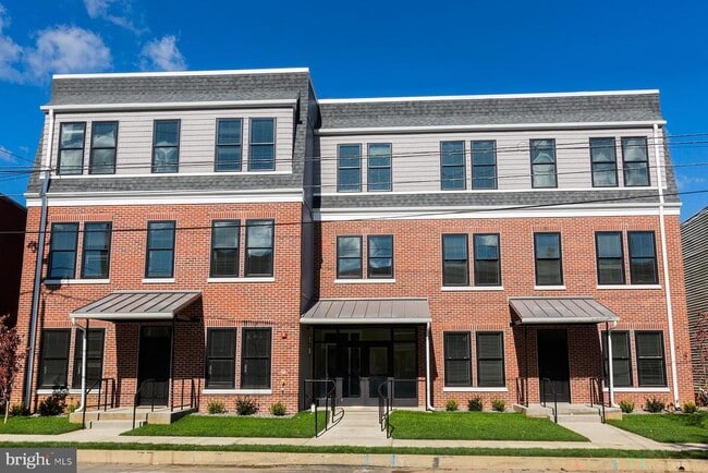 Building Photo - 213 Jackson St