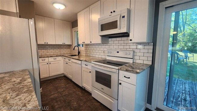 Building Photo - 6555 Manson Dr