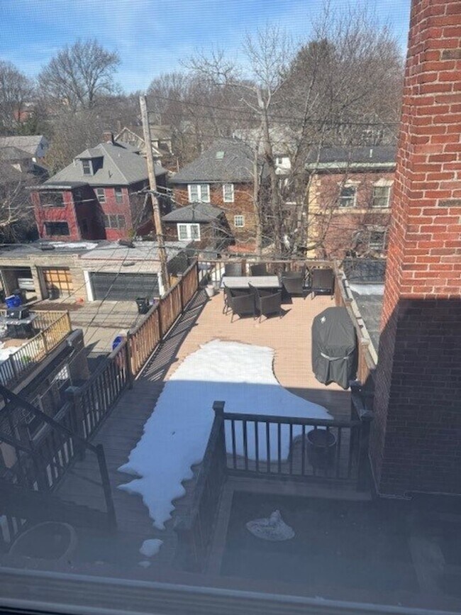 Building Photo - Charming 3 Bedroom